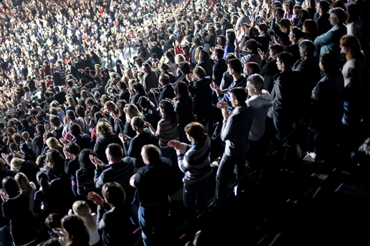 http://www.made-design.fr/INDEXHIBIT/files/gimgs/6_enfoires-2011-arena-publicsamedi3.jpg